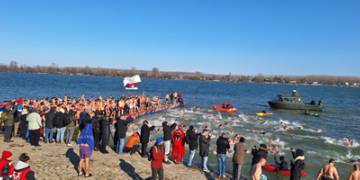 Студенти и запослени Криминалистичко-полицијског универзитета пливали за Часни крст у Земуну