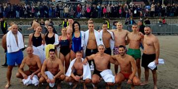 Студенти Универзитета пливали за Часни крст у Земуну